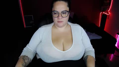 Snapshot of lulubigtitts chatting on January 6, 12:37 am LuluBigTitts online show from January 6, 12:37 am