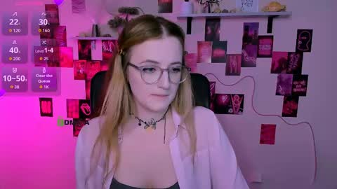 luna_berryy online show from May 19, 6:59 pm