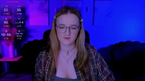 luna_berryy online show from May 7, 8:34 pm