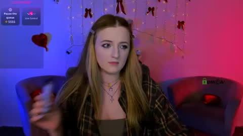 luna_berryy online show from May 12, 7:09 pm