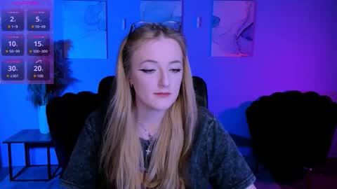 luna_berryy online show from March 24, 8:47 pm