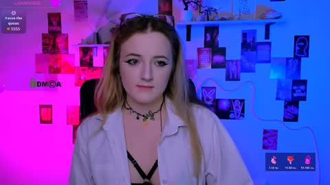 luna_berryy online show from May 15, 8:22 pm