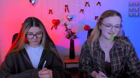 luna_berryy online show from May 16, 6:51 pm