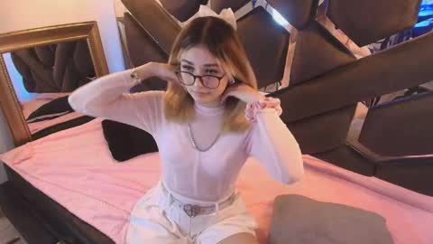  Luna  online show from October 4, 8:24 pm