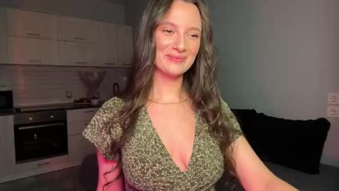 luna_raee online show from November 11, 1:08 pm