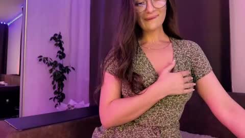 luna_raee online show from April 30, 5:18 pm