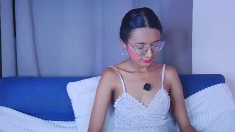 luna_valen online show from July 6, 8:33 pm