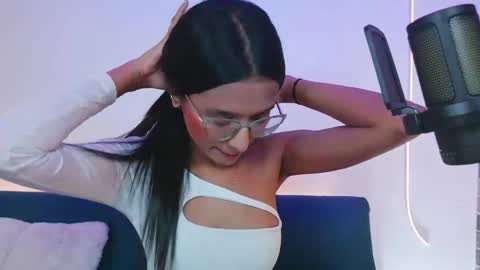 luna_valen online show from May 7, 3:33 am