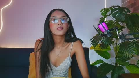 luna_valen online show from May 23, 4:33 am