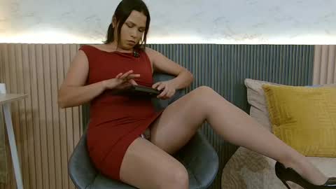 luna_valle online show from May 6, 9:52 pm