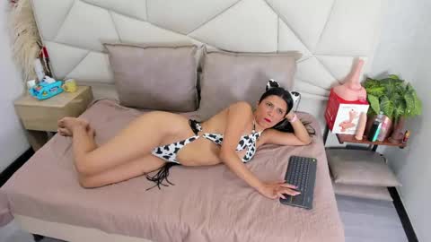 lunaasmithh online show from May 8, 12:08 pm
