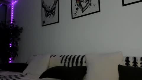 Snapshot of lunaink_ chatting on February 6, 9:28 pm Laura online show from February 6, 9:28 pm
