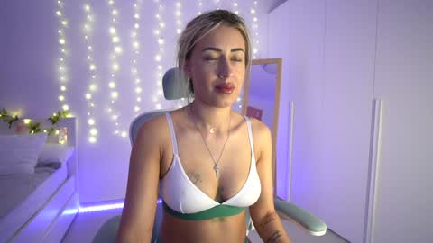 Snapshot of lunaink_ chatting on December 6, 4:58 am Laura online show from December 6, 4:58 am