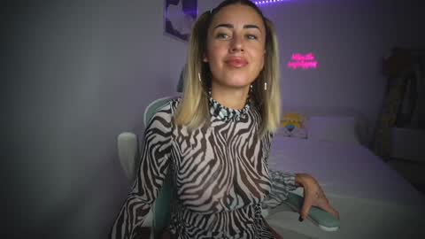 Snapshot of lunaink_ chatting on September 30, 8:53 am Laura online show from September 30, 8:53 am