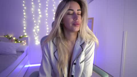 Snapshot of lunaink_ chatting on December 7, 7:05 am Laura online show from December 7, 7:05 am