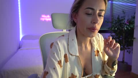 Snapshot of lunaink_ chatting on January 15, 9:24 am Laura online show from January 15, 9:24 am