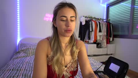 Snapshot of lunaink_ chatting on January 31, 10:10 am Laura online show from January 31, 10:10 am