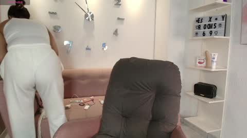 lunamillers_ online show from April 6, 4:23 am