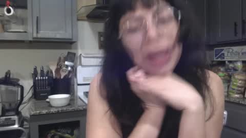 Snapshot of lunamivida chatting on March 10, 3:23 am karazorel online show from March 10, 3:23 am