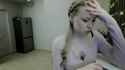 lunapeony online show from April 7, 6:43 pm