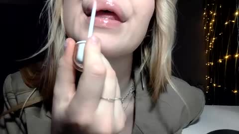 lunapeony online show from April 5, 6:07 pm