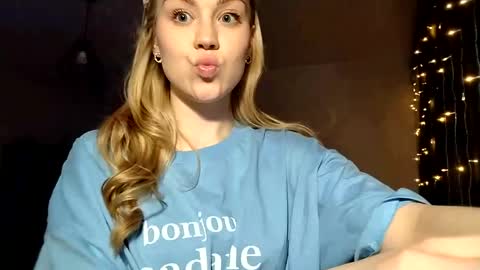 lunapeony online show from March 21, 9:09 pm