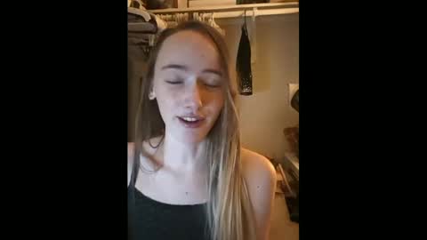 Snapshot of lunapixie2020 chatting on January 18, 10:39 am lunapixie2020 online show from January 18, 10:39 am