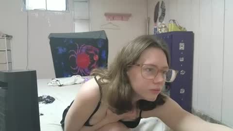 Snapshot of lunaquinn45 chatting on February 10, 4:25 pm lunaquinn45 online show from February 10, 4:25 pm