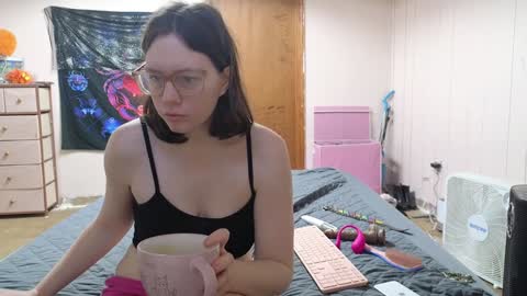 Snapshot of lunaquinn45 chatting on December 22, 4:27 pm lunaquinn45 online show from December 22, 4:27 pm