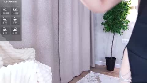 lunna_fae online show from September 18, 12:58 pm