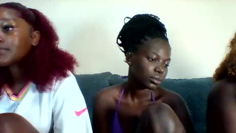 luo_queen online show from April 3, 6:33 am