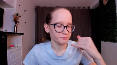 Sara online show from December 13, 4:27 pm