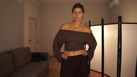  LYNN  online show from January 7, 6:39 am