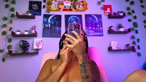 Snapshot of macey_hairy chatting on December 13, 1:22 pm Macey Elliot Modelo Independiente online show from December 13, 1:22 pm