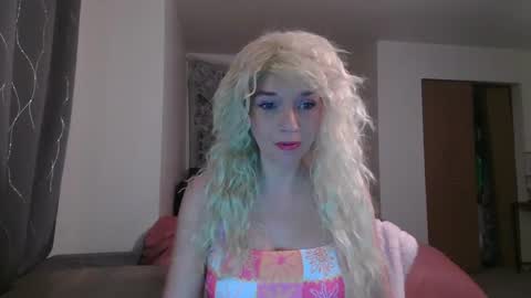 Snapshot of maciimayy chatting on September 24, 2:32 am maciimayy online show from September 24, 2:32 am