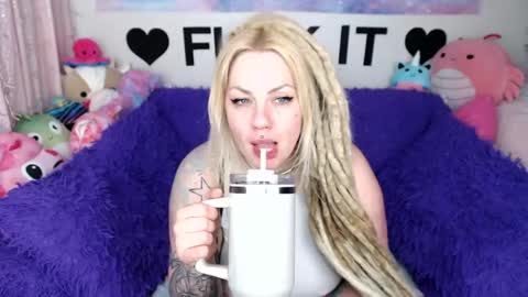 Mackenzie Wolfe online show from May 13, 4:07 am