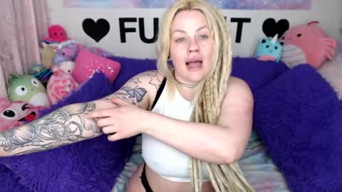 Mackenzie Wolfe online show from May 22, 4:43 am