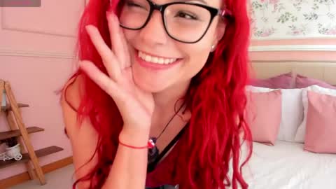 Mae Lyra online show from May 25, 5:23 pm