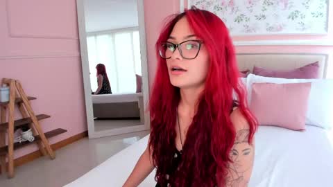 Mae Lyra online show from May 23, 7:23 pm