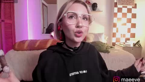 Snapshot of maeeve_ chatting on September 30, 4:01 pm Maeve schedule 11 am- 530 pm colombia time online show from September 30, 4:01 pm