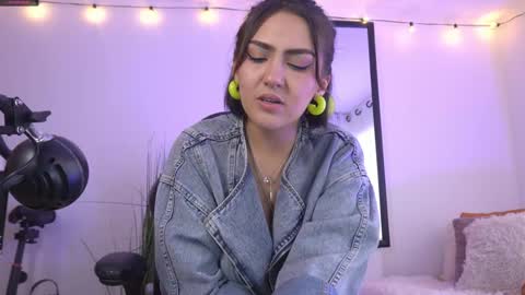 Snapshot of maeeve_ chatting on January 3, 9:47 pm Maeve schedule 11 am- 530 pm colombia time online show from January 3, 9:47 pm