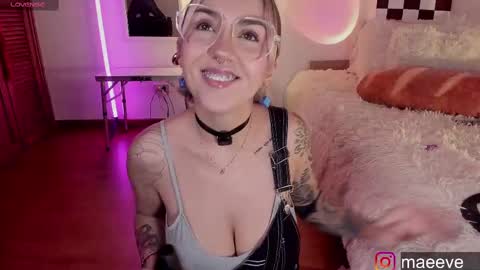 Snapshot of maeeve_ chatting on October 17, 1:58 pm Maeve schedule 11 am- 530 pm colombia time online show from October 17, 1:58 pm