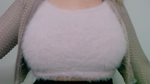 Snapshot of maggielandrin chatting on December 6, 6:04 am Maggie online show from December 6, 6:04 am