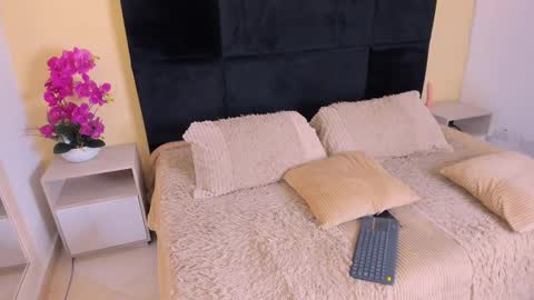 mahiarose_ online show from September 15, 11:29 am