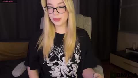 maksisisia online show from March 17, 3:38 pm