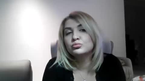 malorine online show from December 18, 5:50 pm