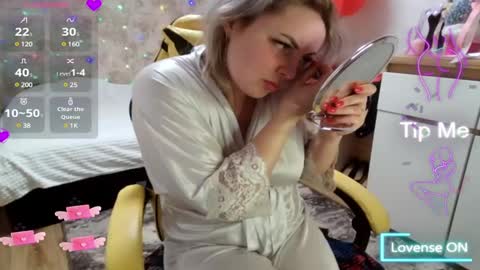 Snapshot of mari_77777 chatting on March 12, 7:24 am Mari online show from March 12, 7:24 am