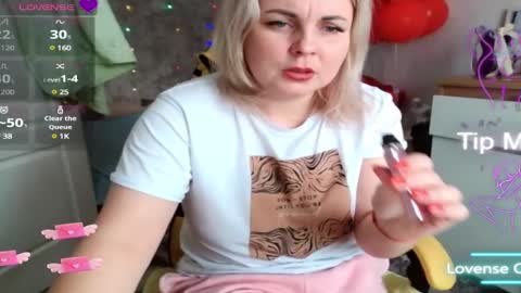 Snapshot of mari_77777 chatting on March 4, 8:57 am Mari online show from March 4, 8:57 am