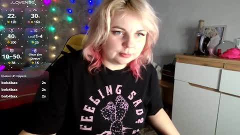 Snapshot of mari_77777 chatting on February 12, 9:31 am Mari online show from February 12, 9:31 am