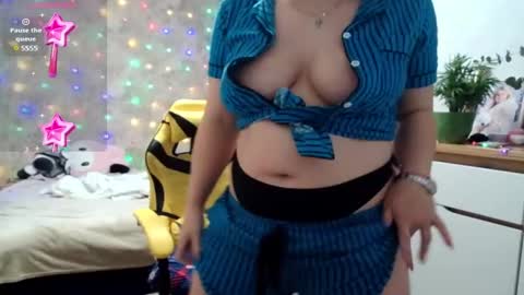 Snapshot of mari_77777 chatting on December 17, 5:07 am Mari online show from December 17, 5:07 am